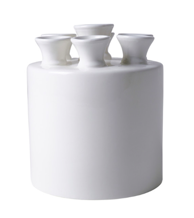 Elegante witte keramieken tulpenvaas met meerdere openingen in een cilindervormig design op een witte achtergrond.