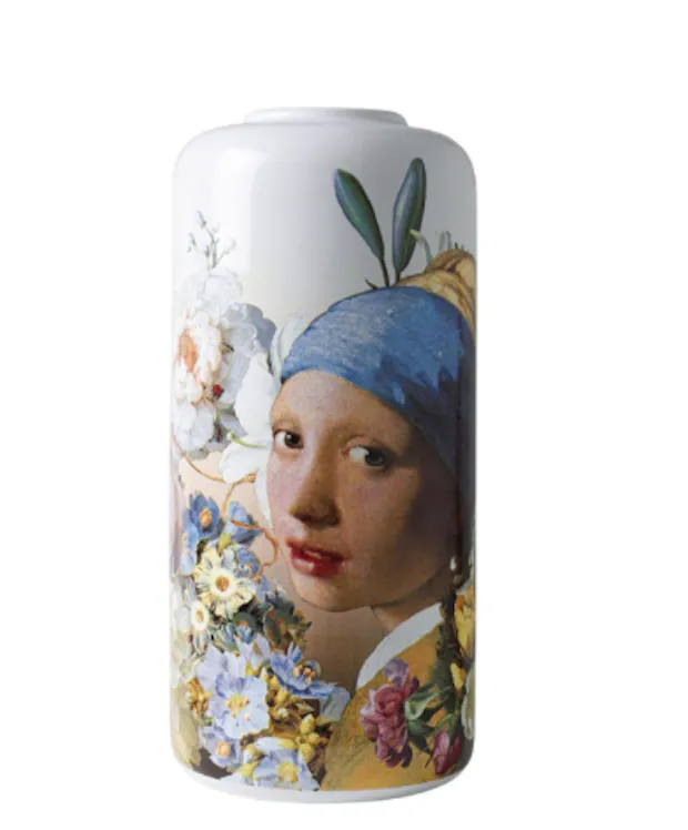 Witte cilindrische vaas met een reproductie van Vermeer's Meisje met de parel omringd door pastelkleurige bloemen.