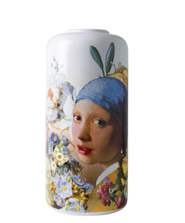 Witte cilindrische vaas met een reproductie van Vermeer's Meisje met de parel omringd door pastelkleurige bloemen.