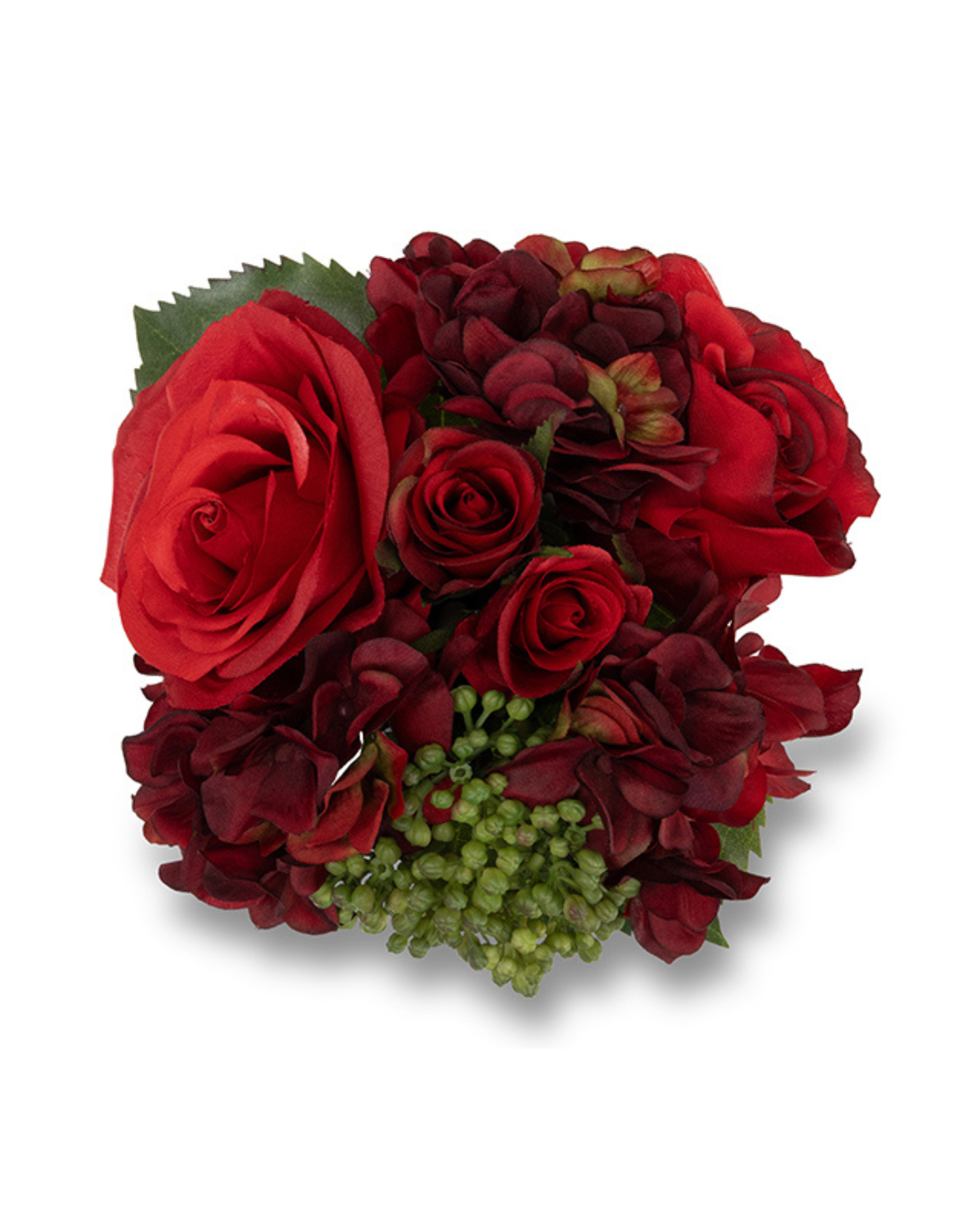 Een elegant zijden boeket met dieprode rozen, hortensia's en subtiele groene bessen op een witte achtergrond.
