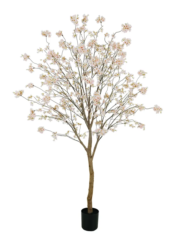 Kunstmatige bloesemboom met crèmekleurige bloemen in een zwarte pot, geïsoleerd tegen een witte achtergrond.