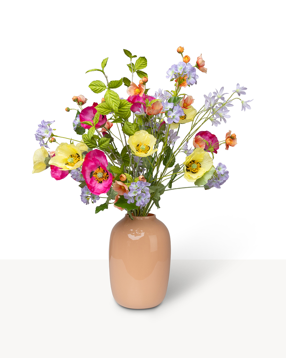 Een weelderig zijden boeket met roze, gele en lila bloemen in een gladde, perzikkleurige keramische vaas.