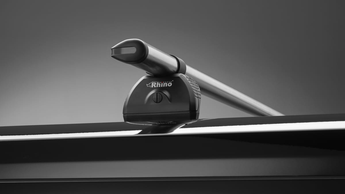 Dettaglio di una barra portatutto installata sul tetto di un furgone