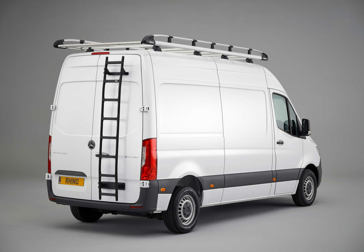 Furgone bianco Mercedes-Benz Sprinter con scaletta e portapacchi.
