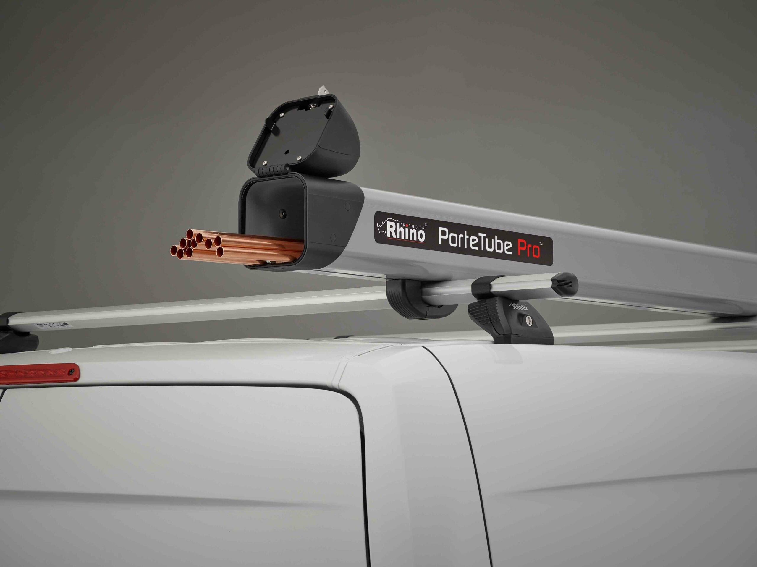 Un uomo che indossa una camicia con il logo "Silor" sta installando qualcosa in un furgone bianco.