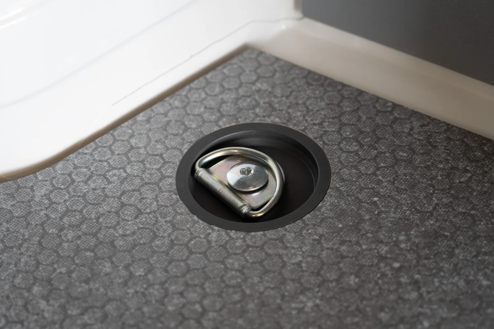 Pavimento per van con rivestimento antiscivolo, rifiniture in alluminio e occhielli di fissaggio integrati.