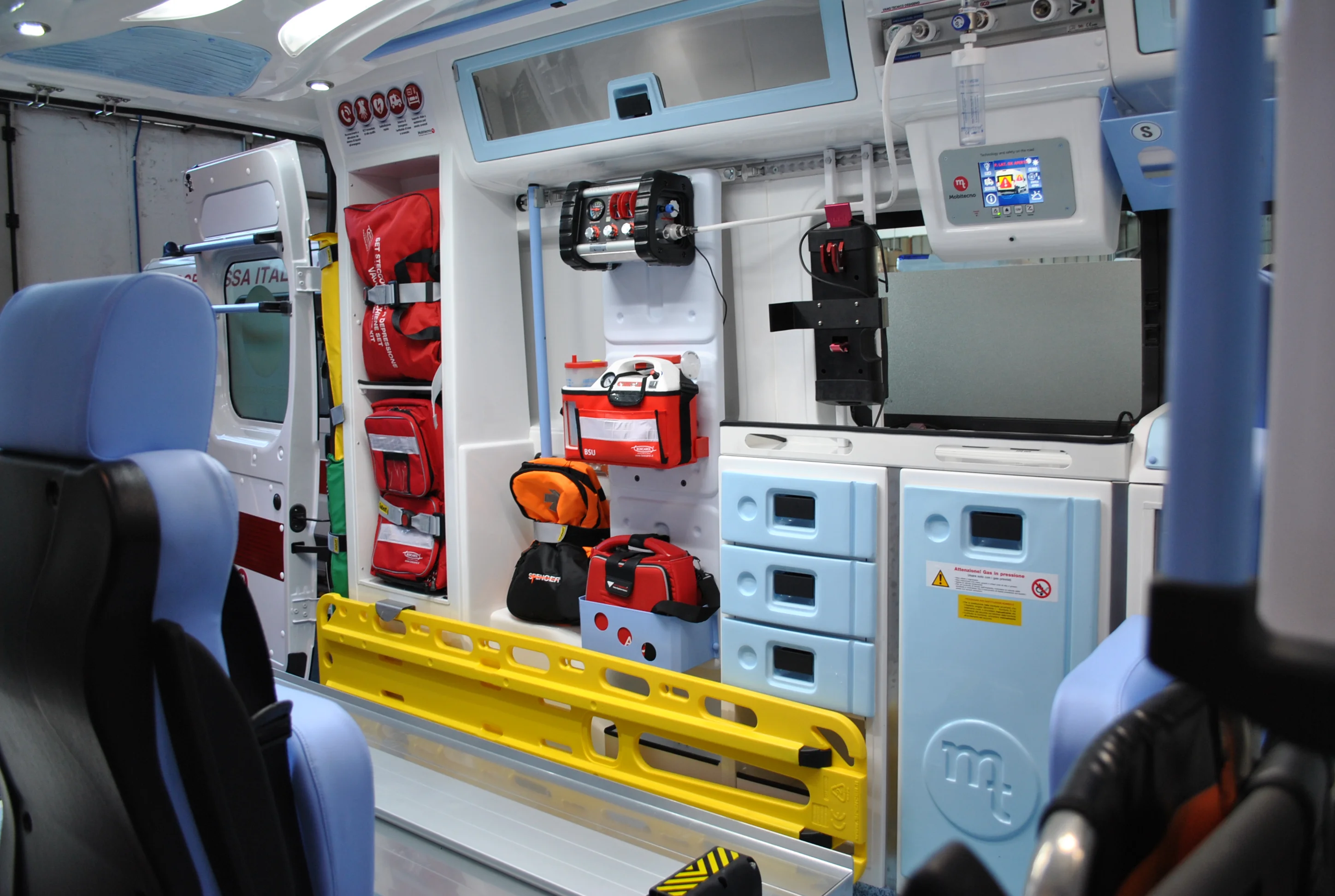 Parete interna di un'ambulanza allestita da Silor con attrezzature mediche 