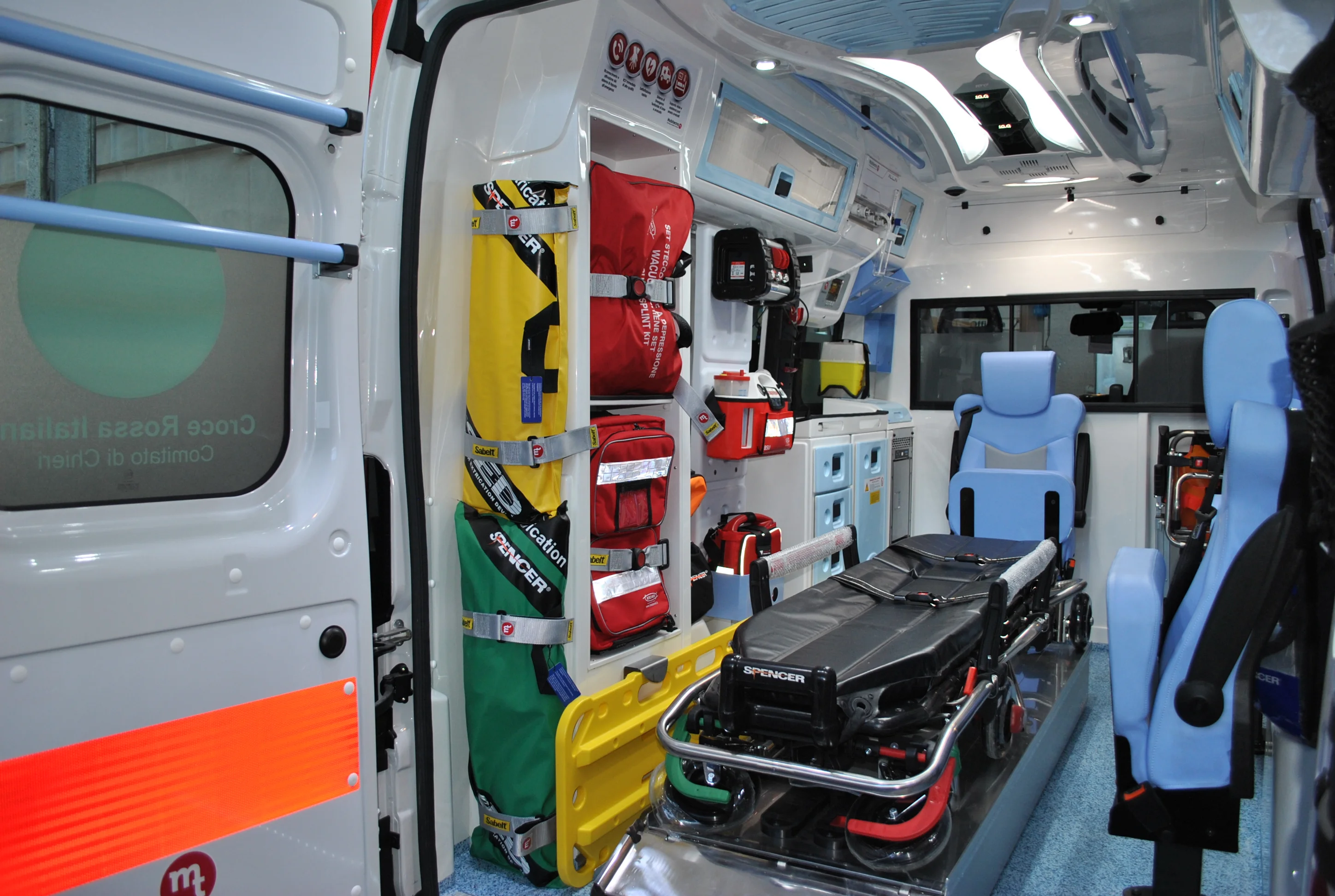 Interno di un'ambulanza allestita da Silor con attrezzature mediche