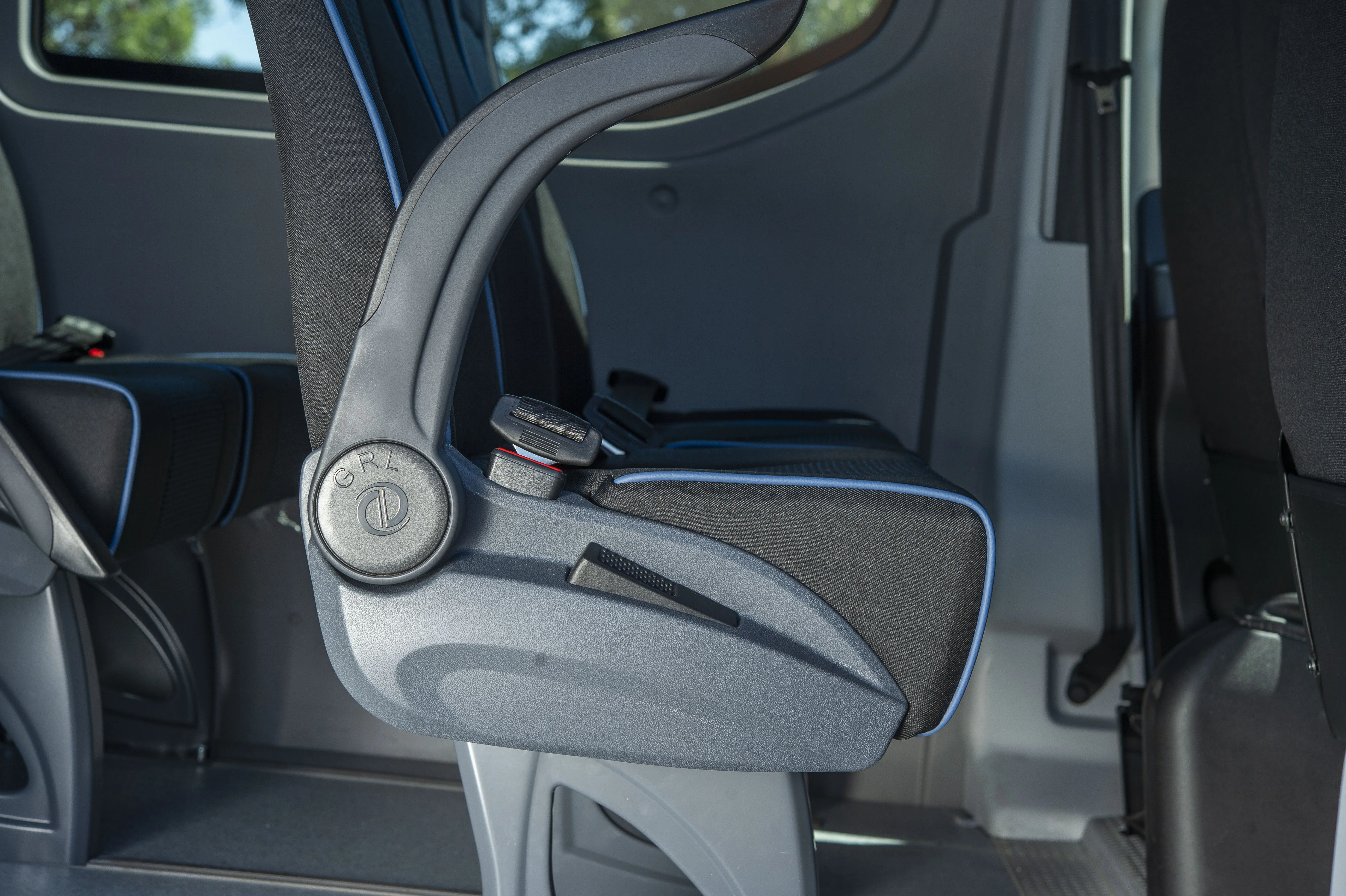 Dettaglio del bracciolo di un sedile installato in un minibus progettato da Silor, allestimento veicoli commerciali 