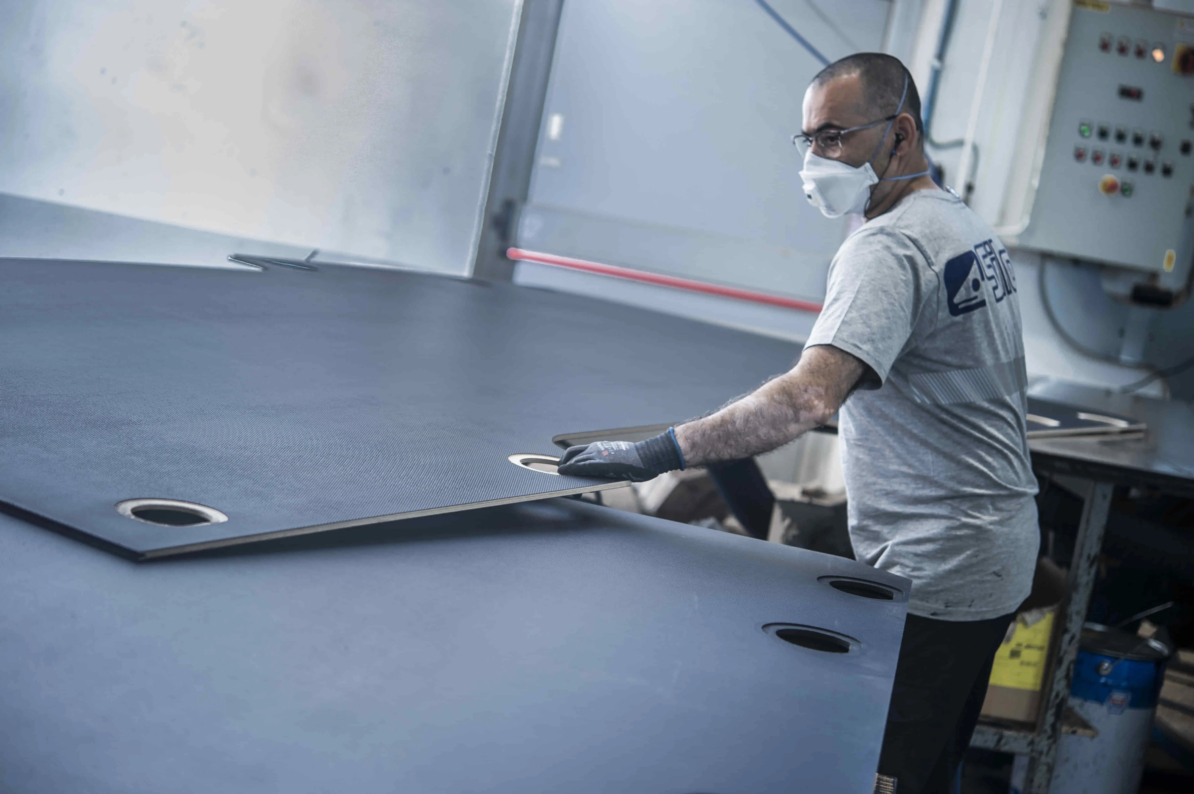 Foto di un collaboratore di Silor che lavora sui kit fai da te pianali e fiancate