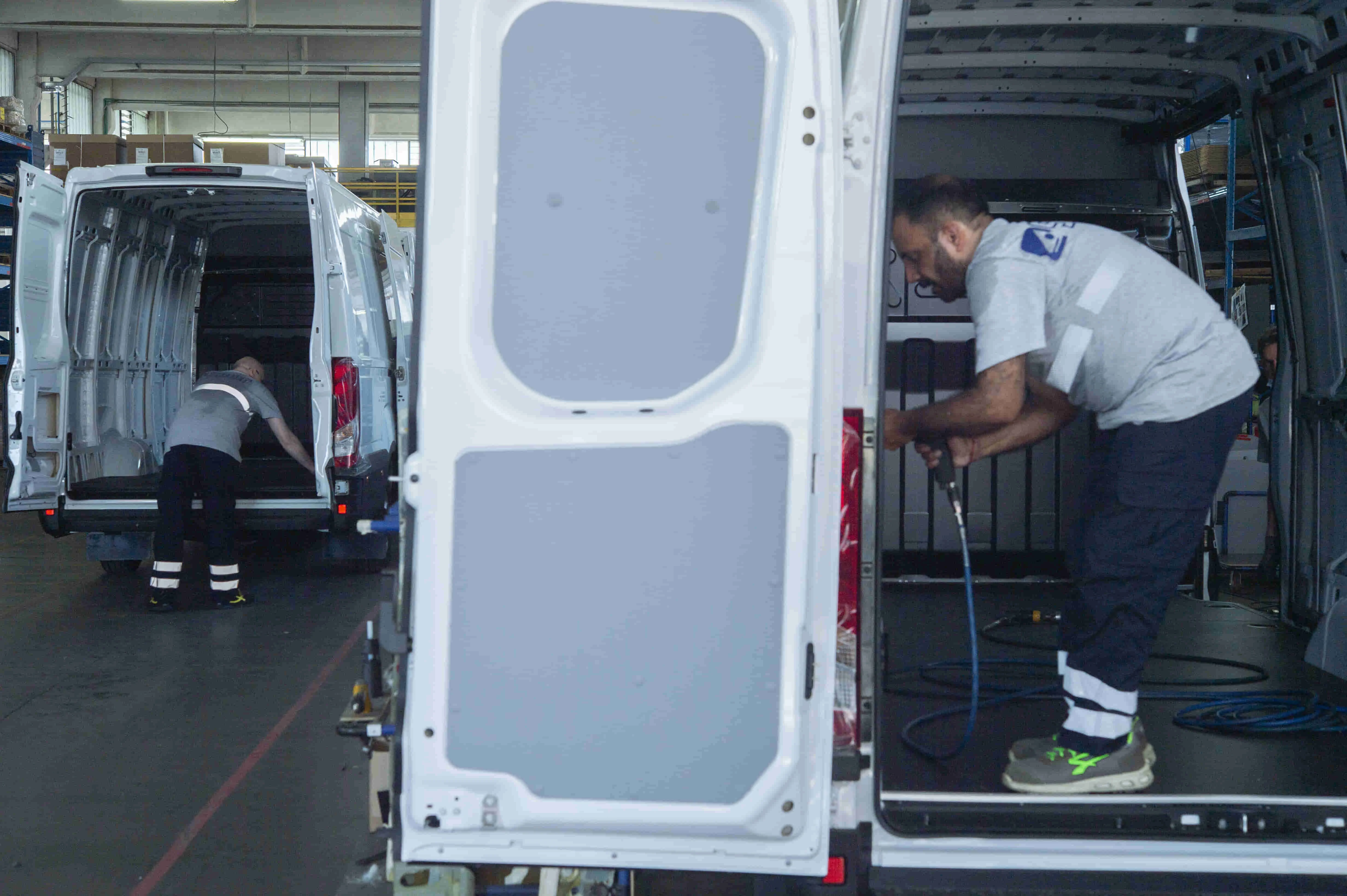 Foto allestimento di un furgone con i kit pianali e fiancate Silor