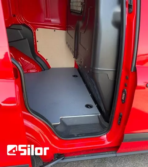 Interno di un furgone rosso.