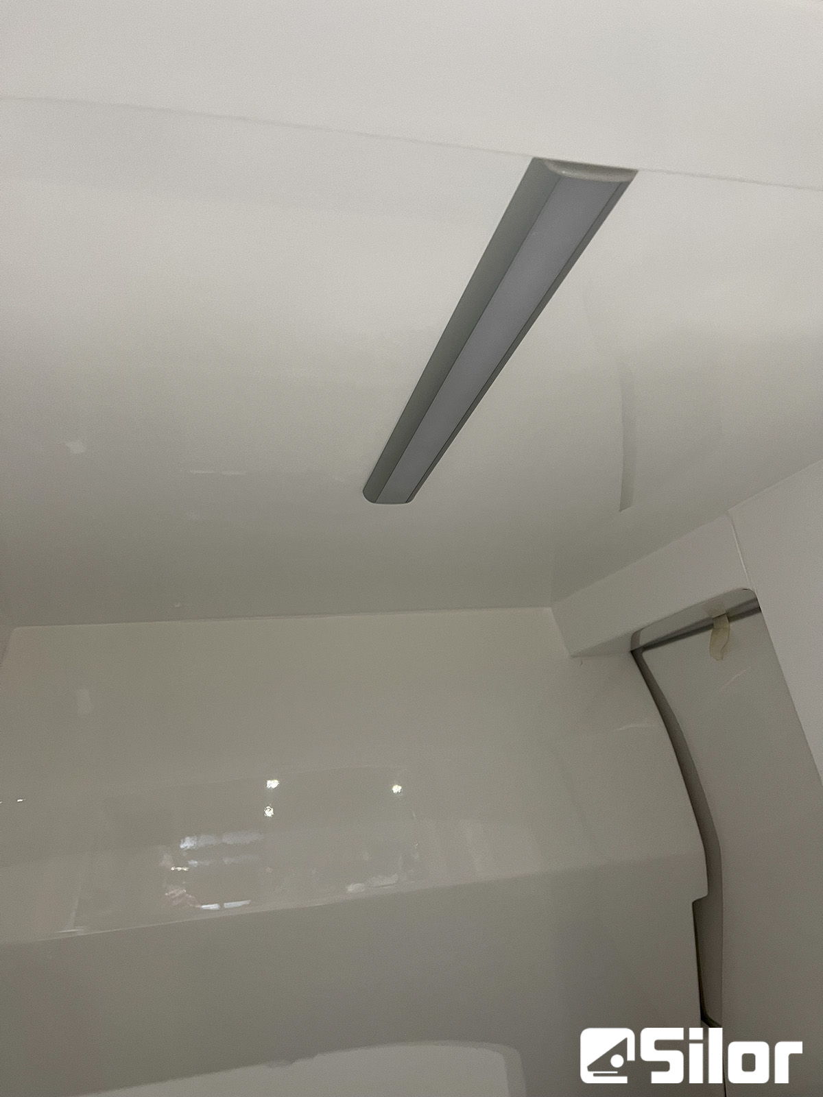 Interni bianchi con illuminazione moderna.