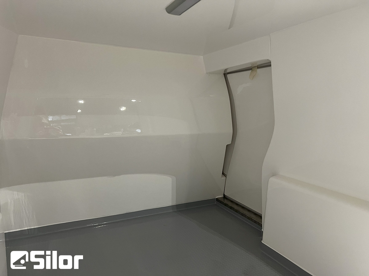 Interno di un veicolo con logo Silor.