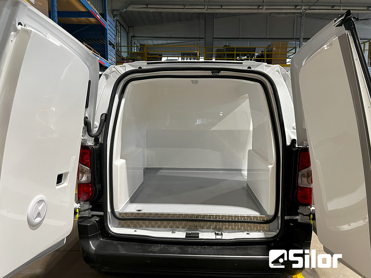 Interni del furgone Silor con porte posteriori aperte.