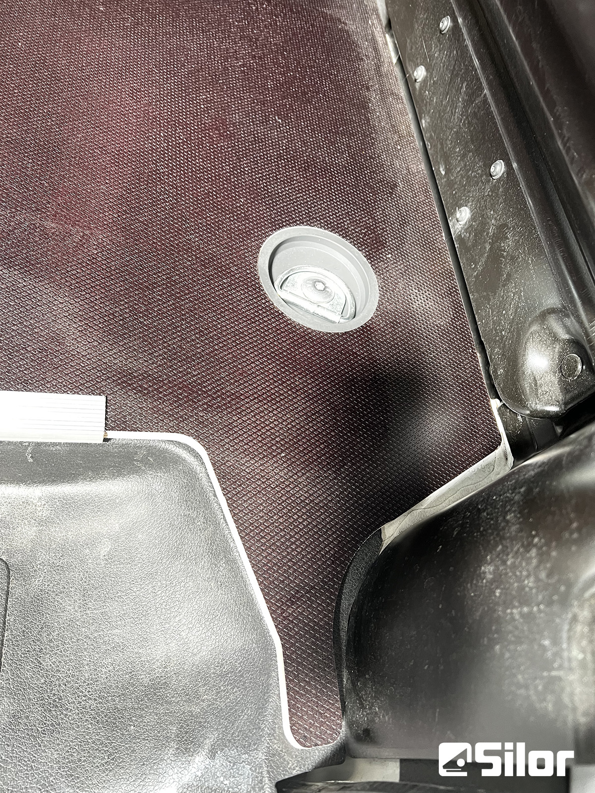 Primo piano del pavimento di un furgone.