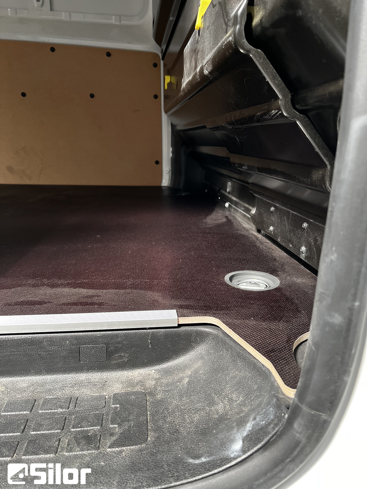 Interni di furgone con finiture del pavimento.