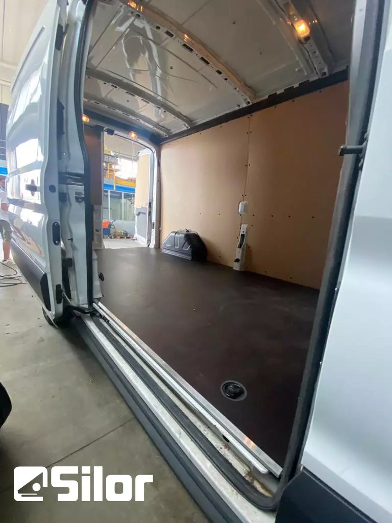 Interni furgone commerciale allestito.