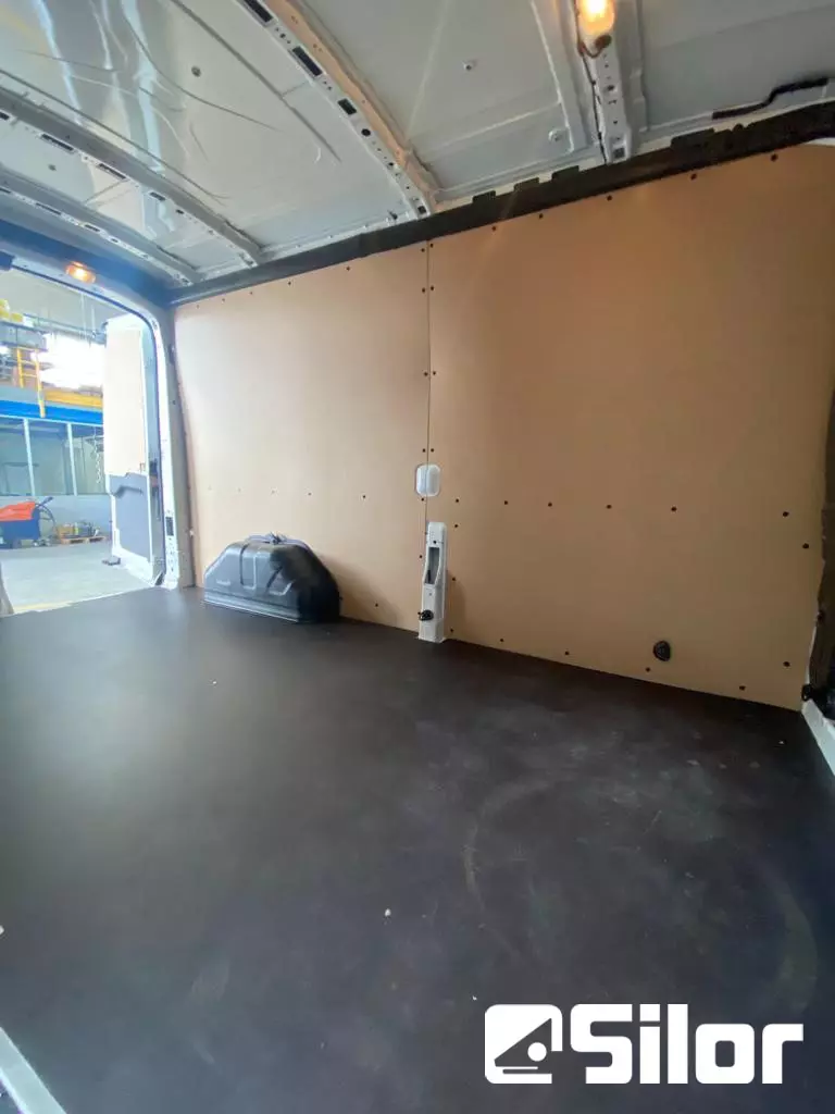 Interno di un furgone merci rivestito.
