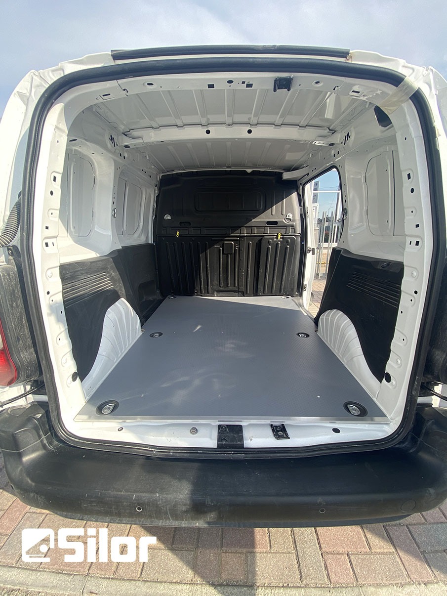 Interni spaziosi e versatili di un furgone.