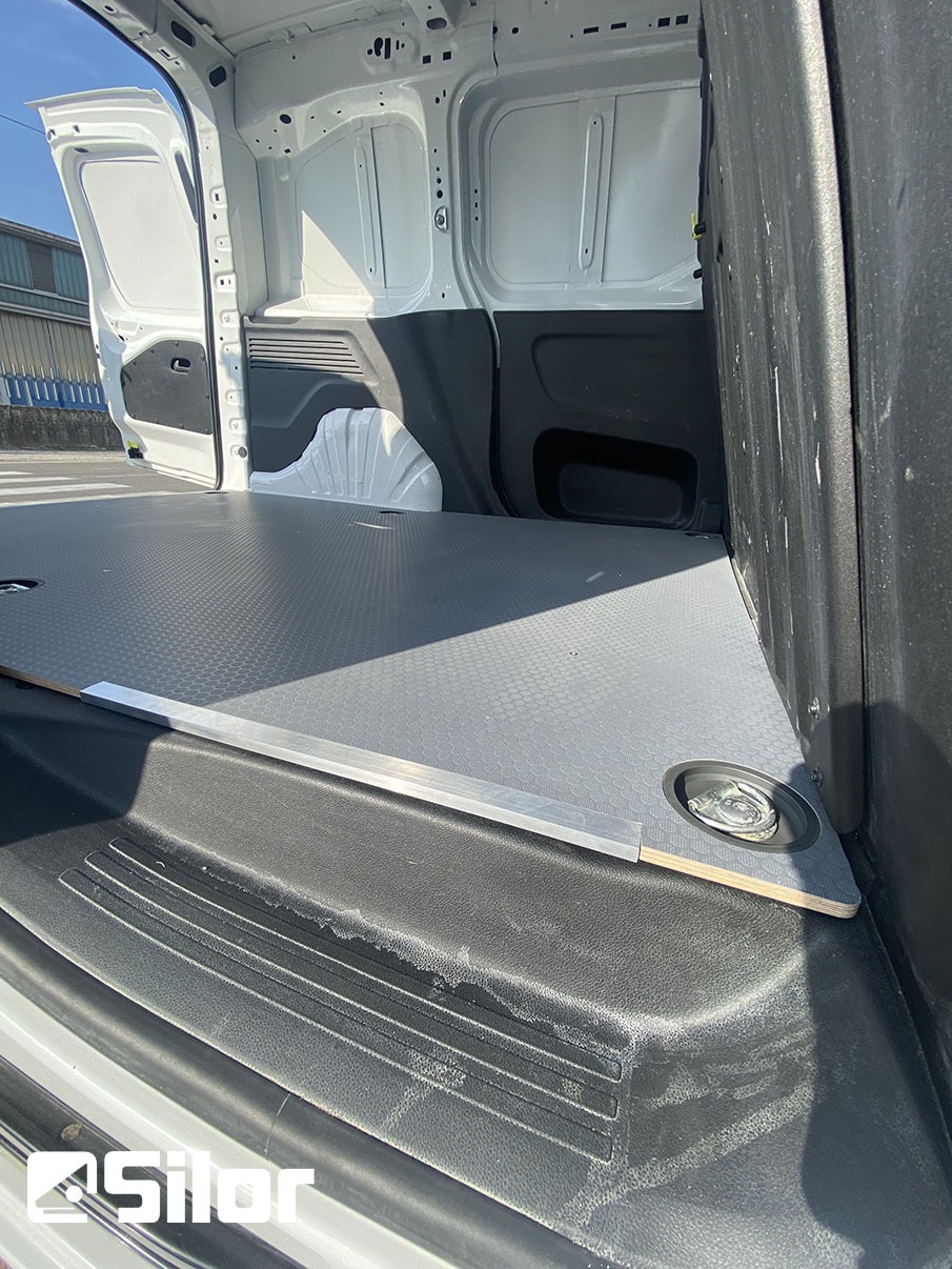 Interni di un furgone con pianale grigio antiscivolo.