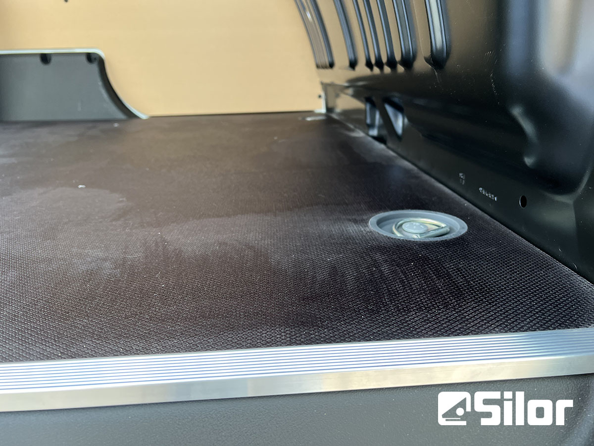 Interni veicolo commerciale con marchio Silor.