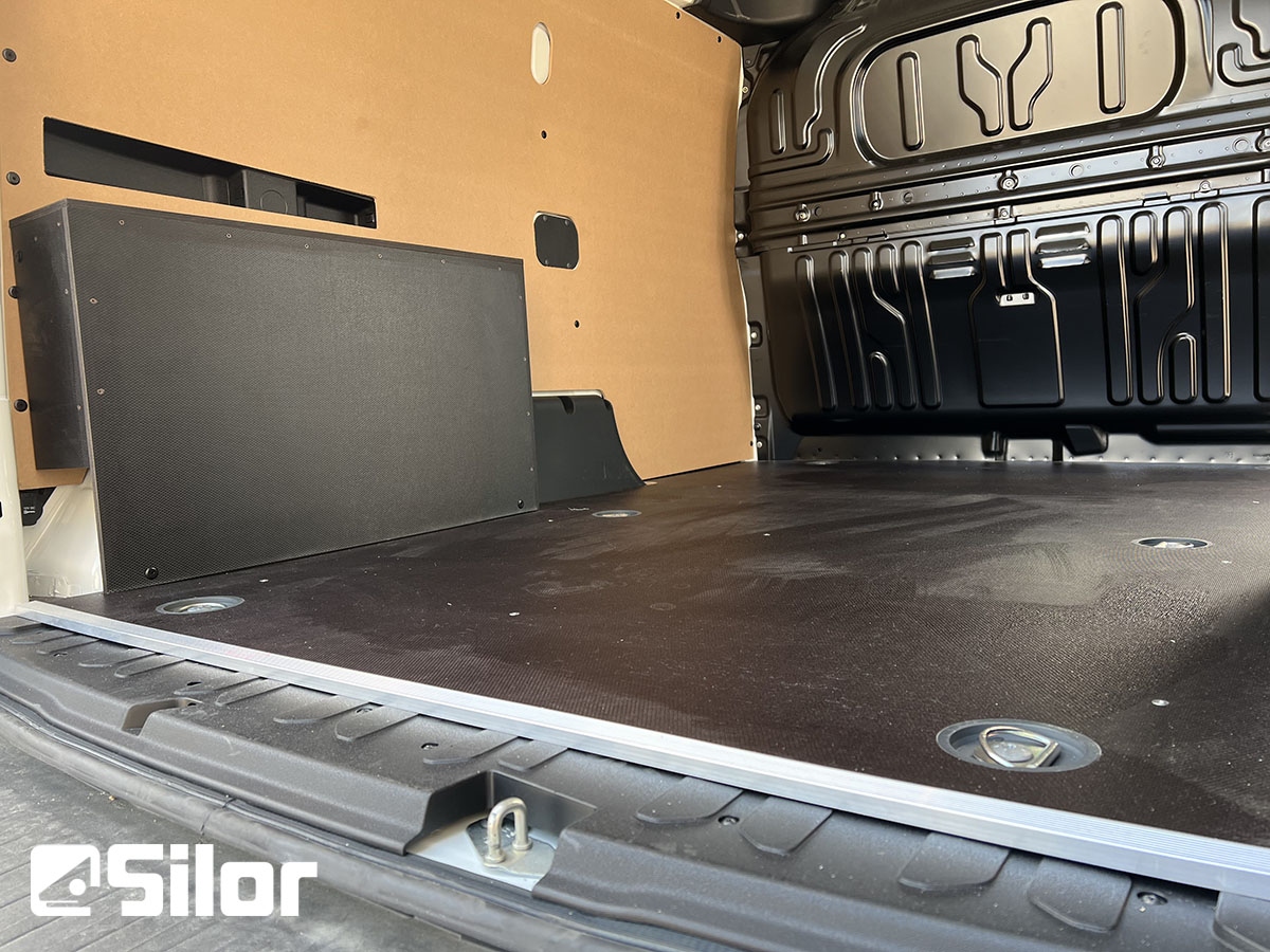 Interni di un furgone con scaffalature installate.