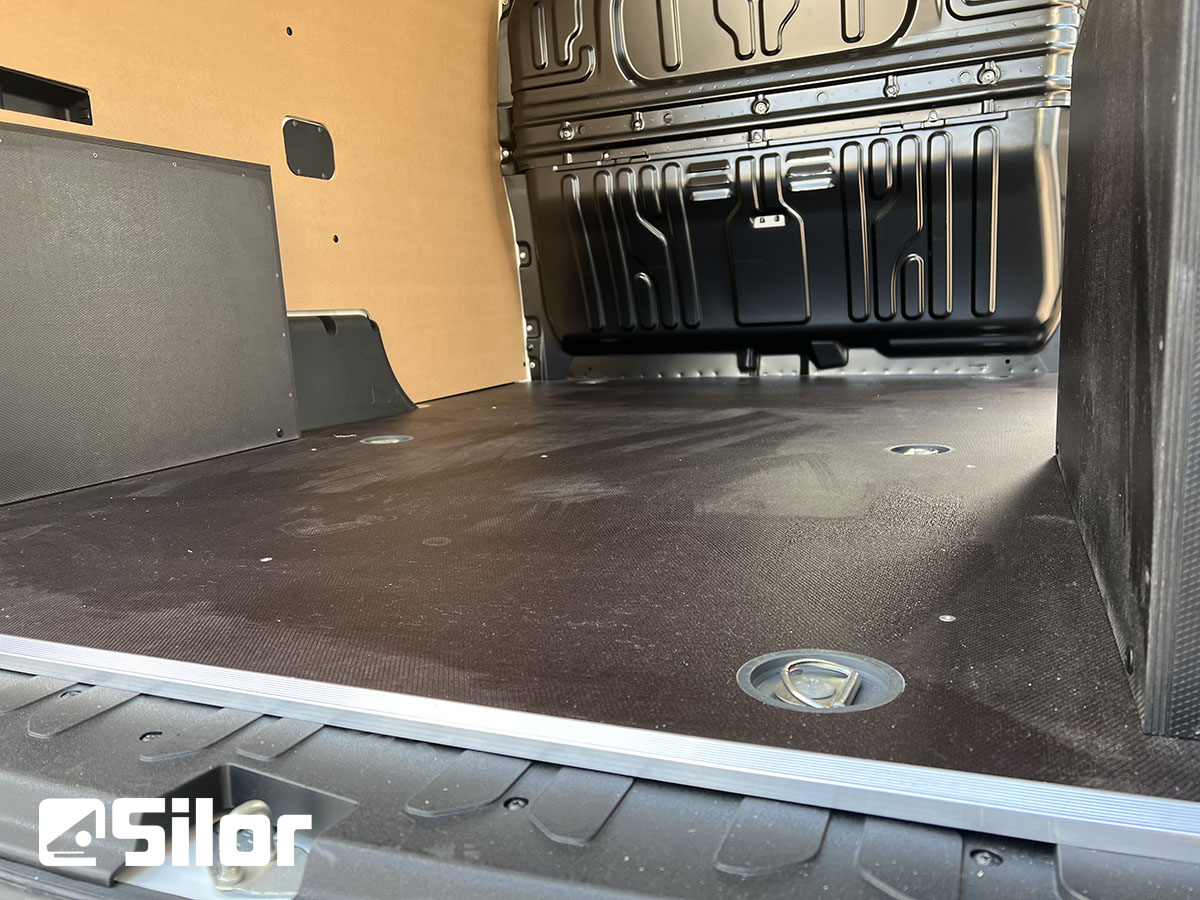 Interno di un furgone rivestito e dotato di punti di ancoraggio.