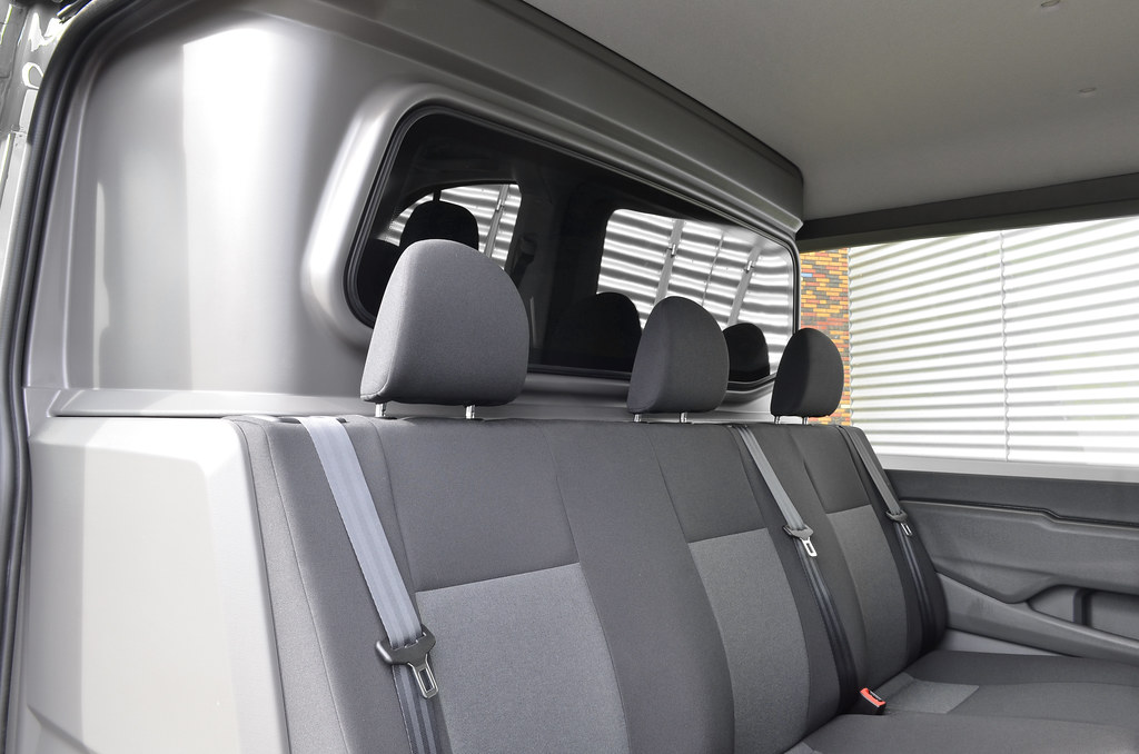 Sedili posteriori di un'auto con poggiatesta e cinture di sicurezza.