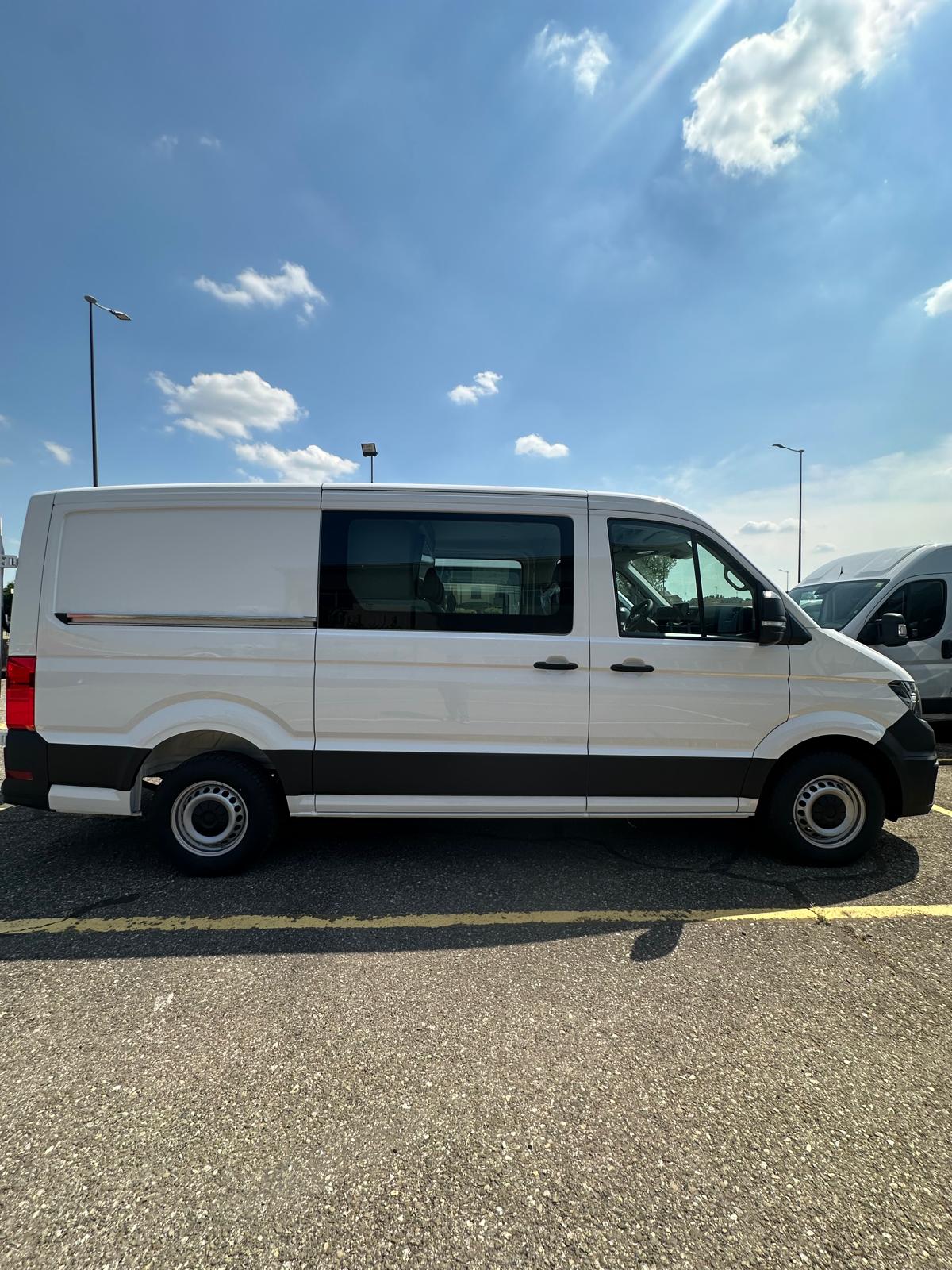 Furgone bianco parcheggiato in una giornata di sole.