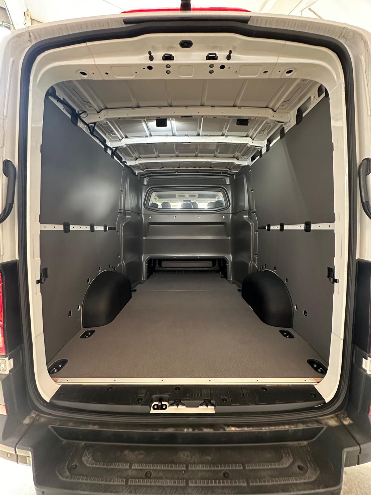 Interni di un furgone vuoto.