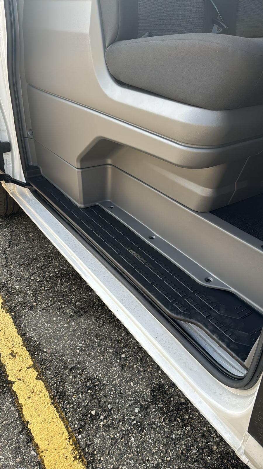 Gradino porta di un furgone bianco.