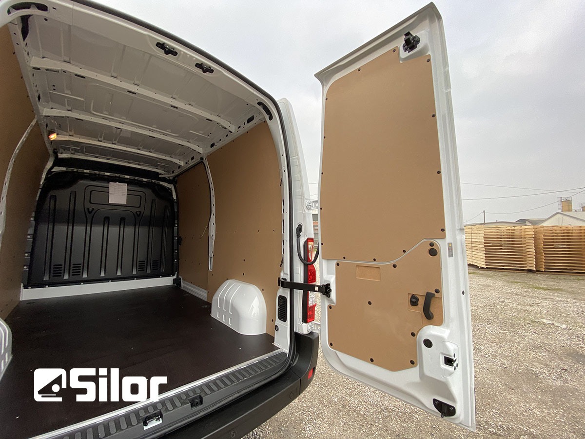 Interni furgone commerciale bianco.