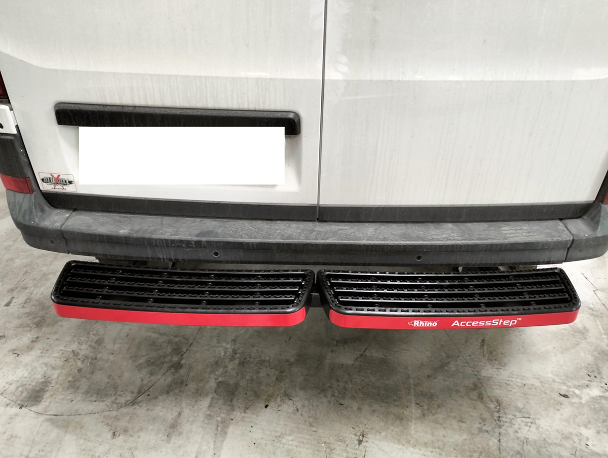 Passo di accesso Rhino montato sulla parte posteriore di un furgone.