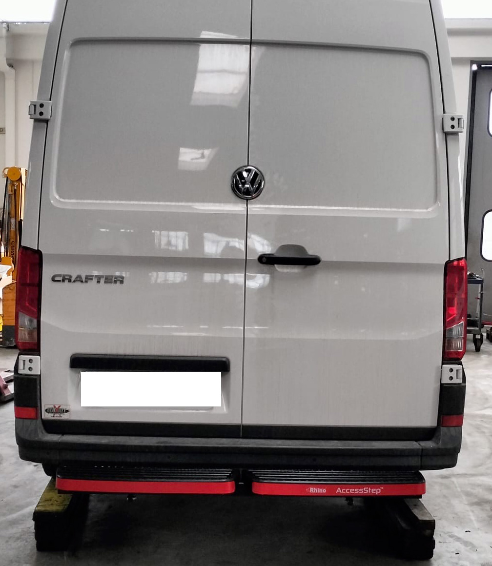 Furgone bianco Volkswagen Crafter con gradino di accesso posteriore.