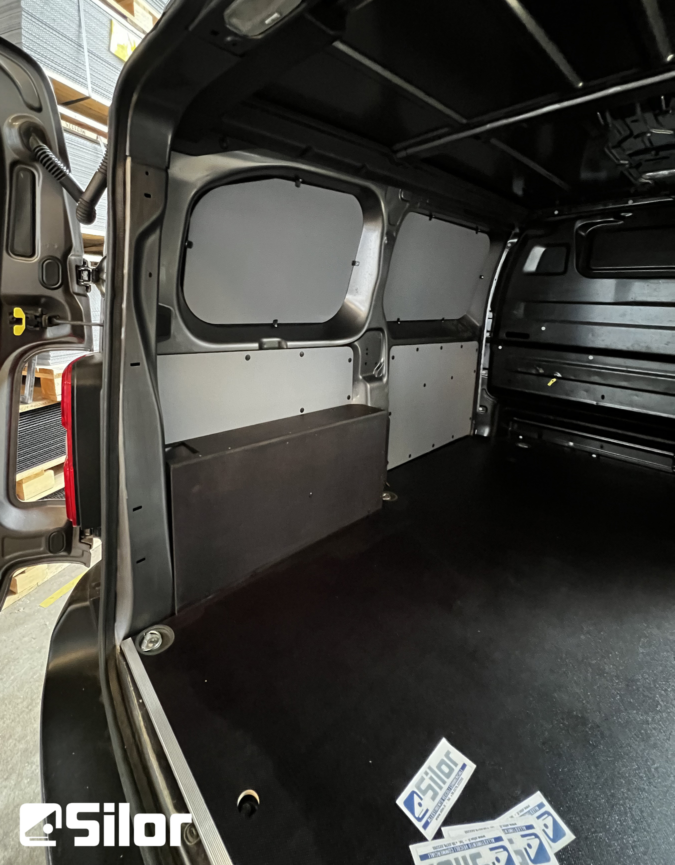 Interni di un furgone commerciale con pannelli protettivi.