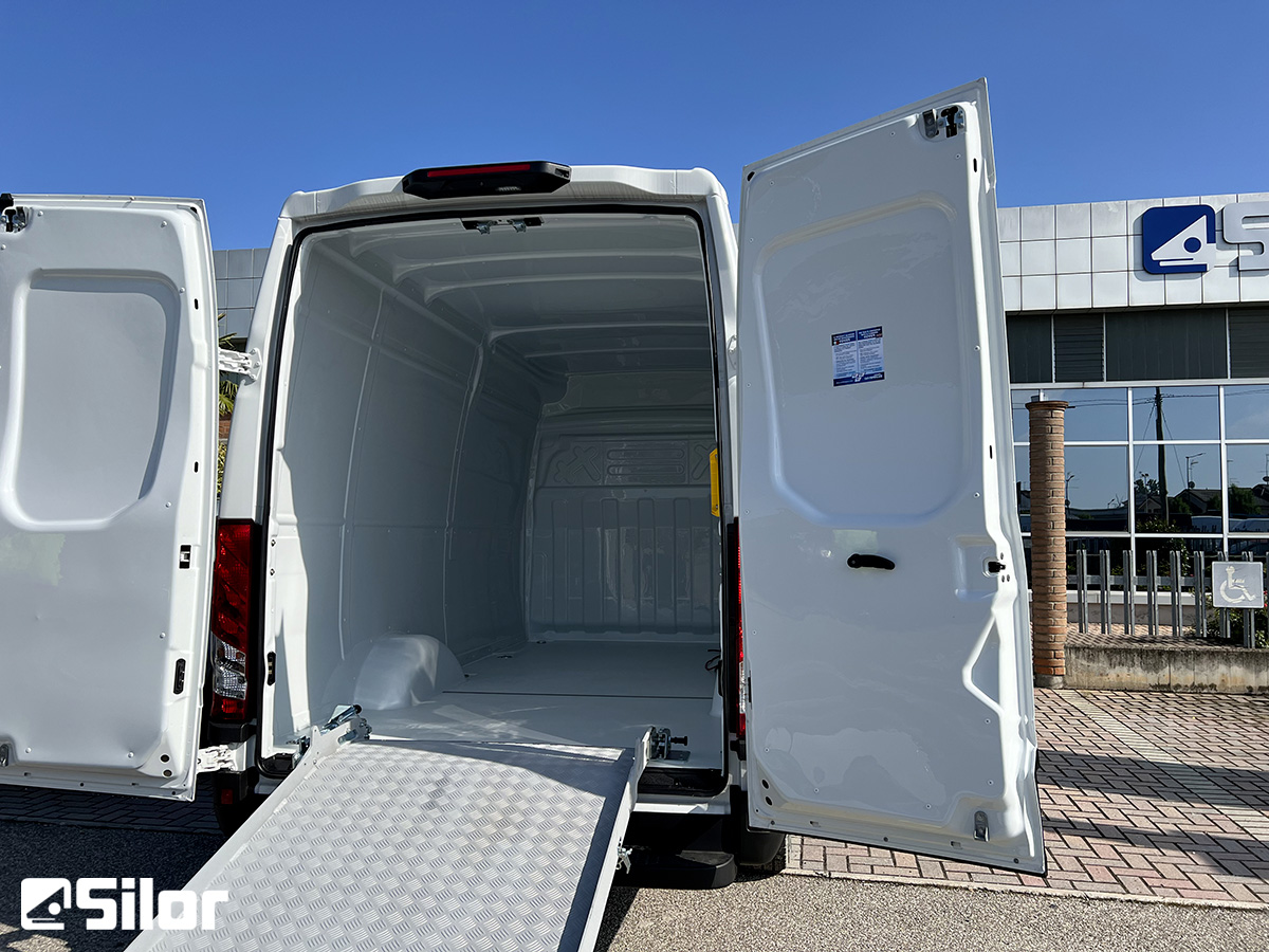 Vista posteriore di un furgone bianco con le porte posteriori aperte e rampa retrattile.