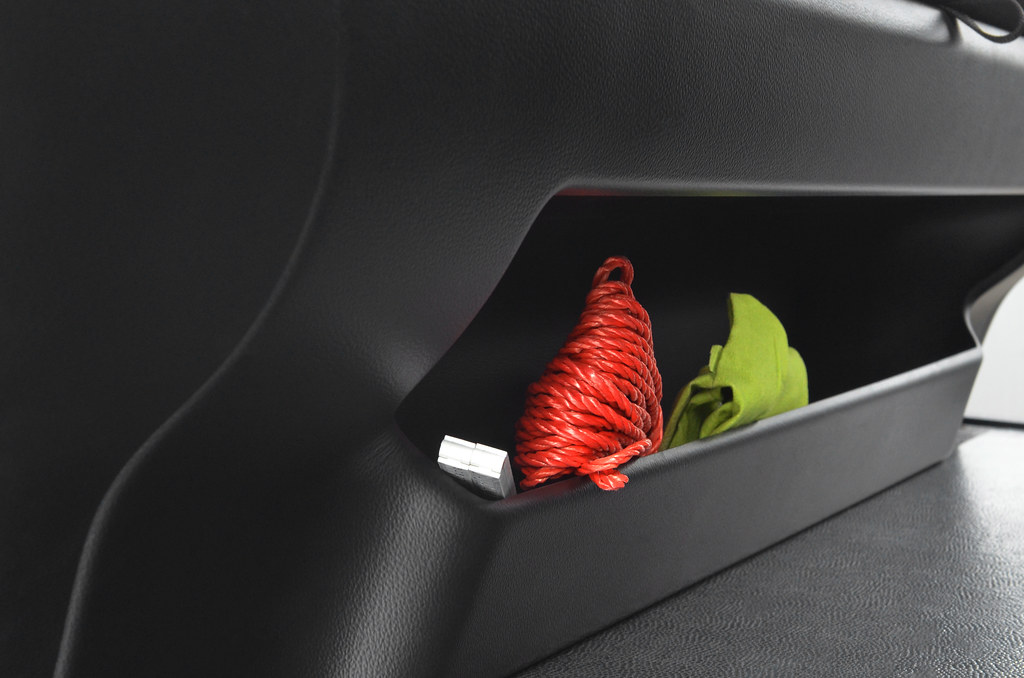 Ripiano portaoggetti dell'auto con spago e panno.
