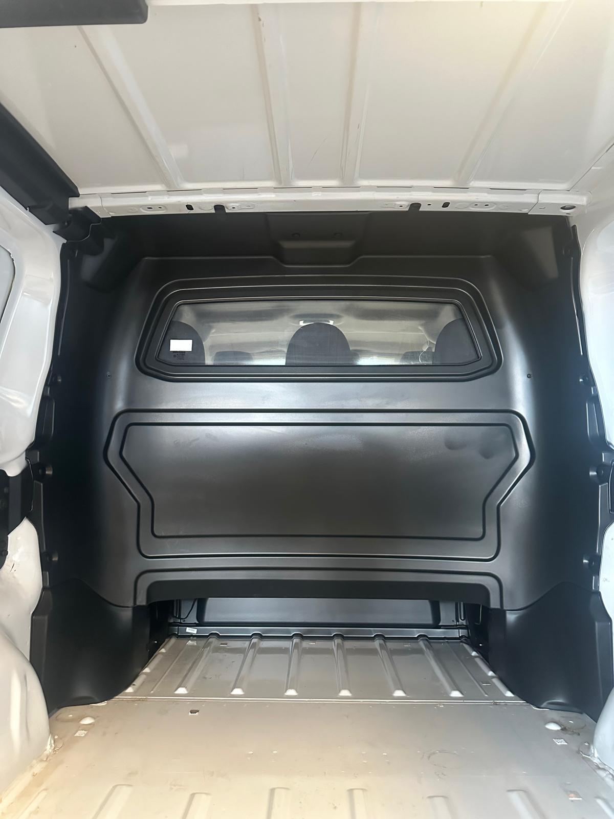 Interno di un furgone bianco.