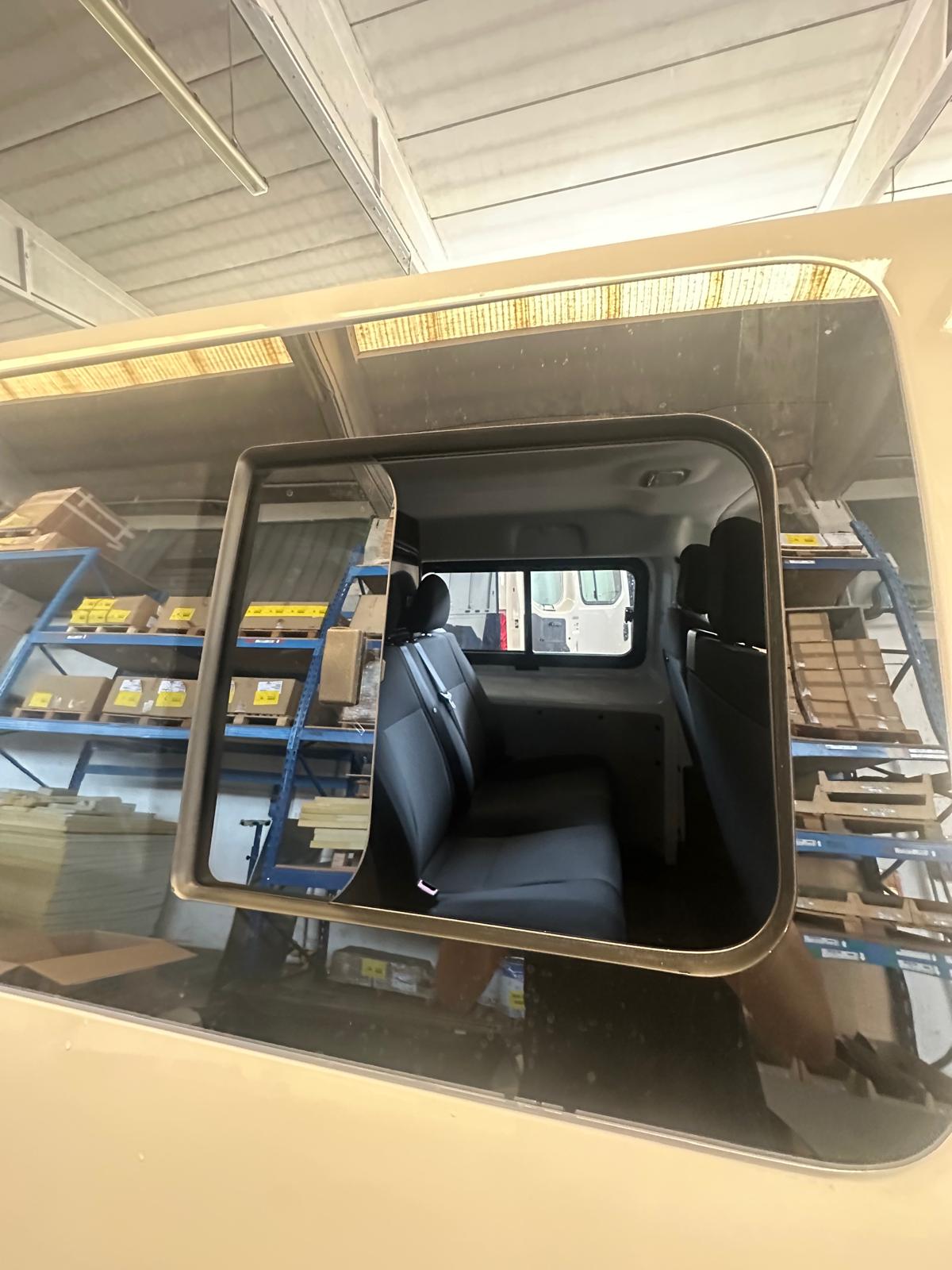 Vista interna di un furgone.