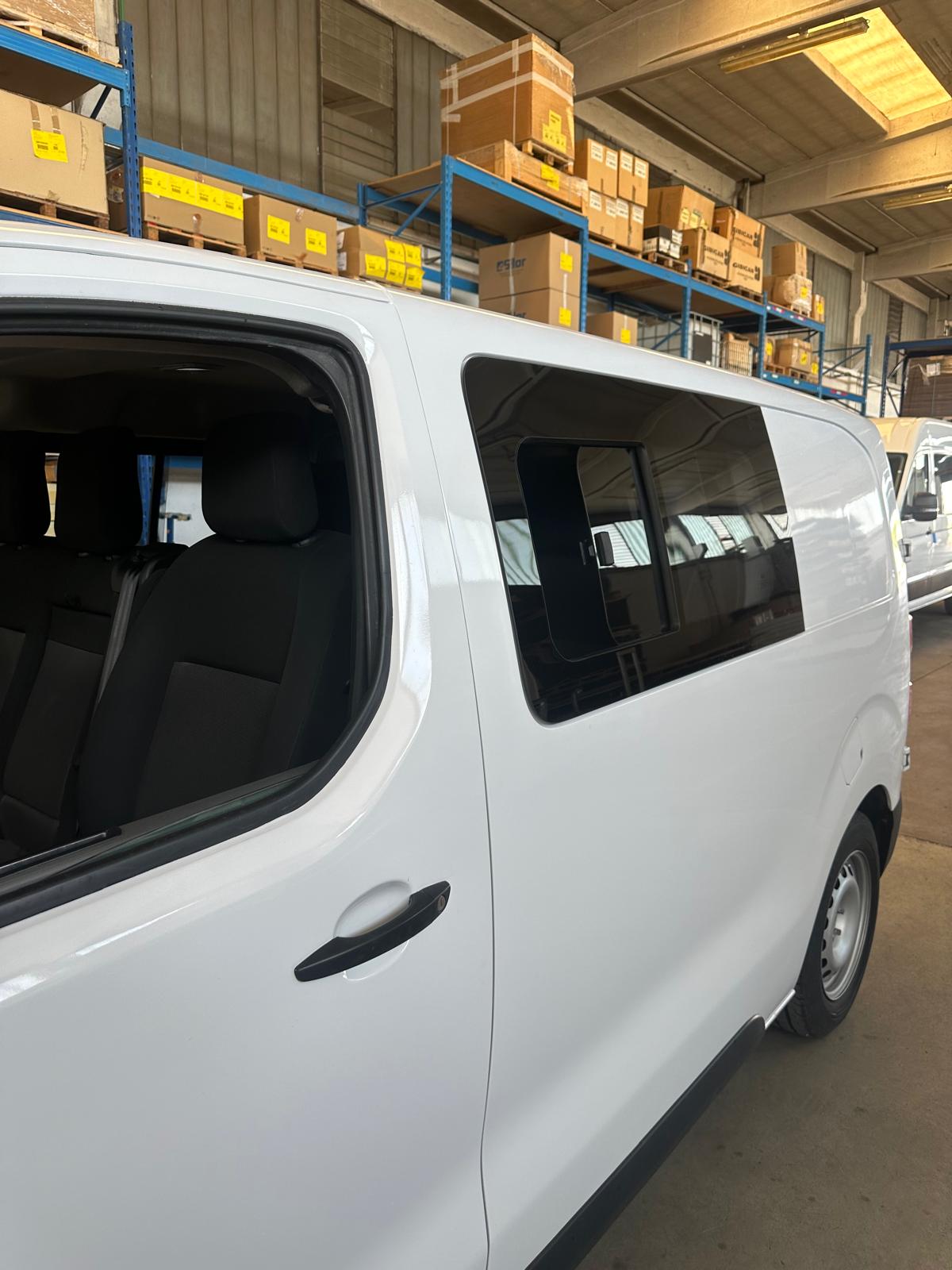 Un furgone bianco parcheggiato in un magazzino.
