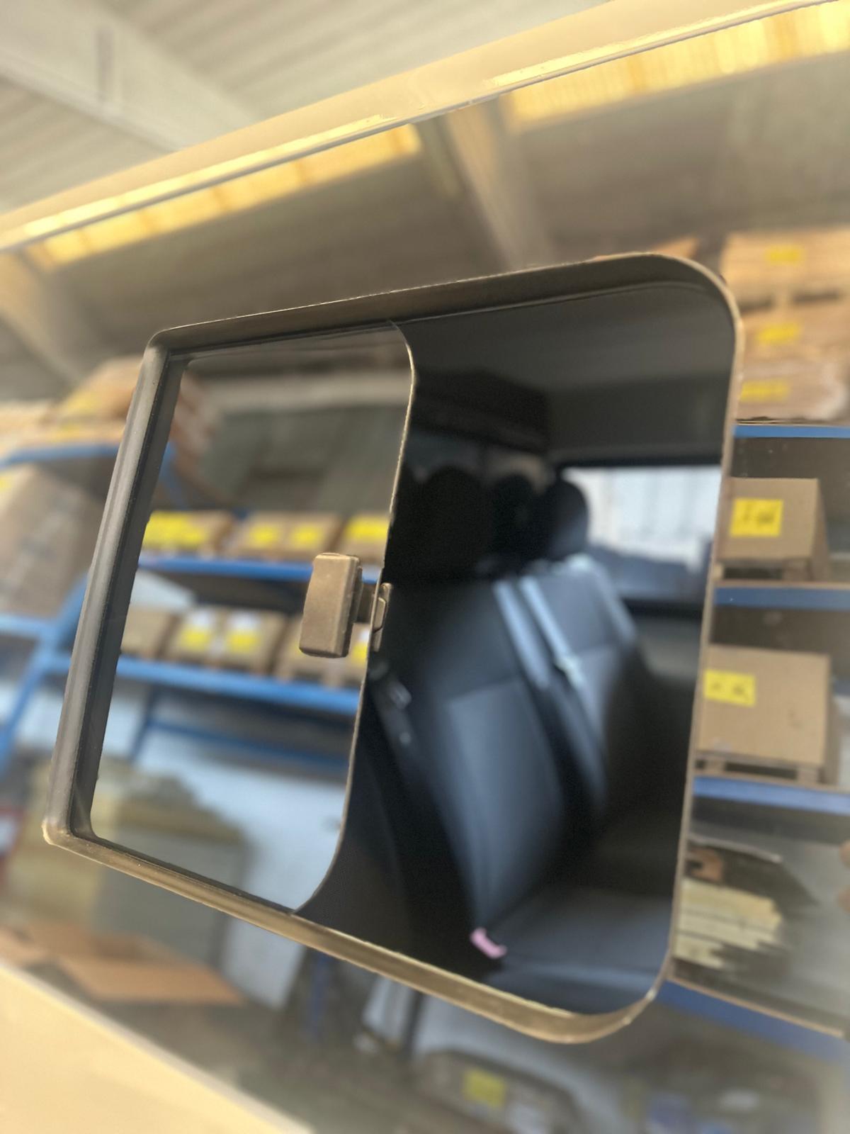 Finestrino laterale posteriore del furgone.