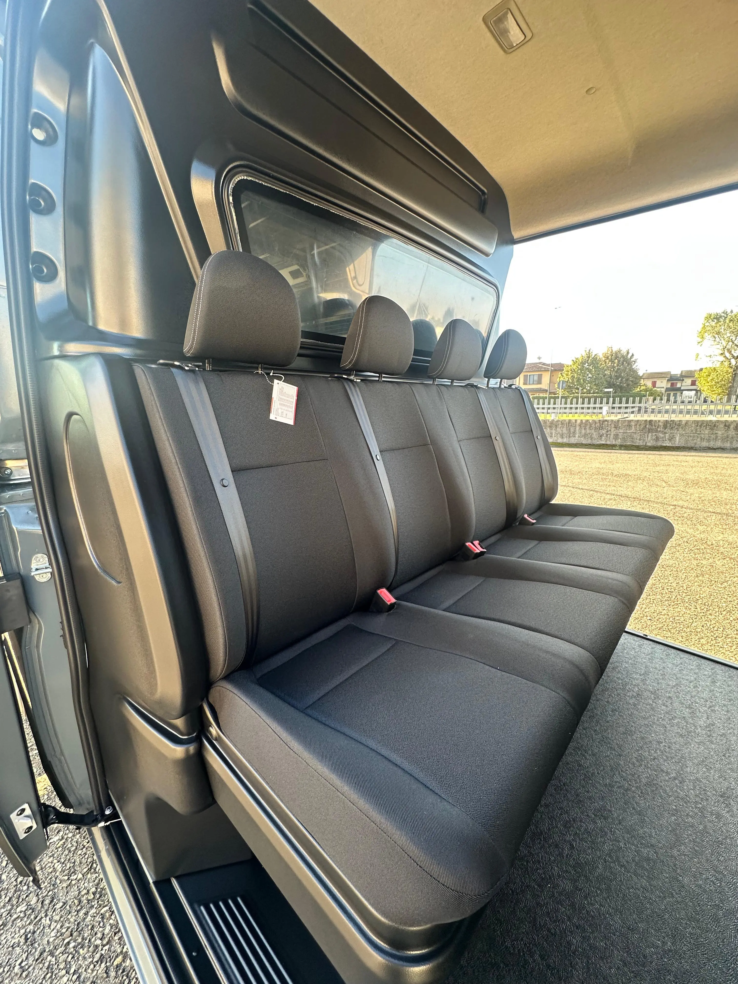 Fila di sedili in un furgone cargo.