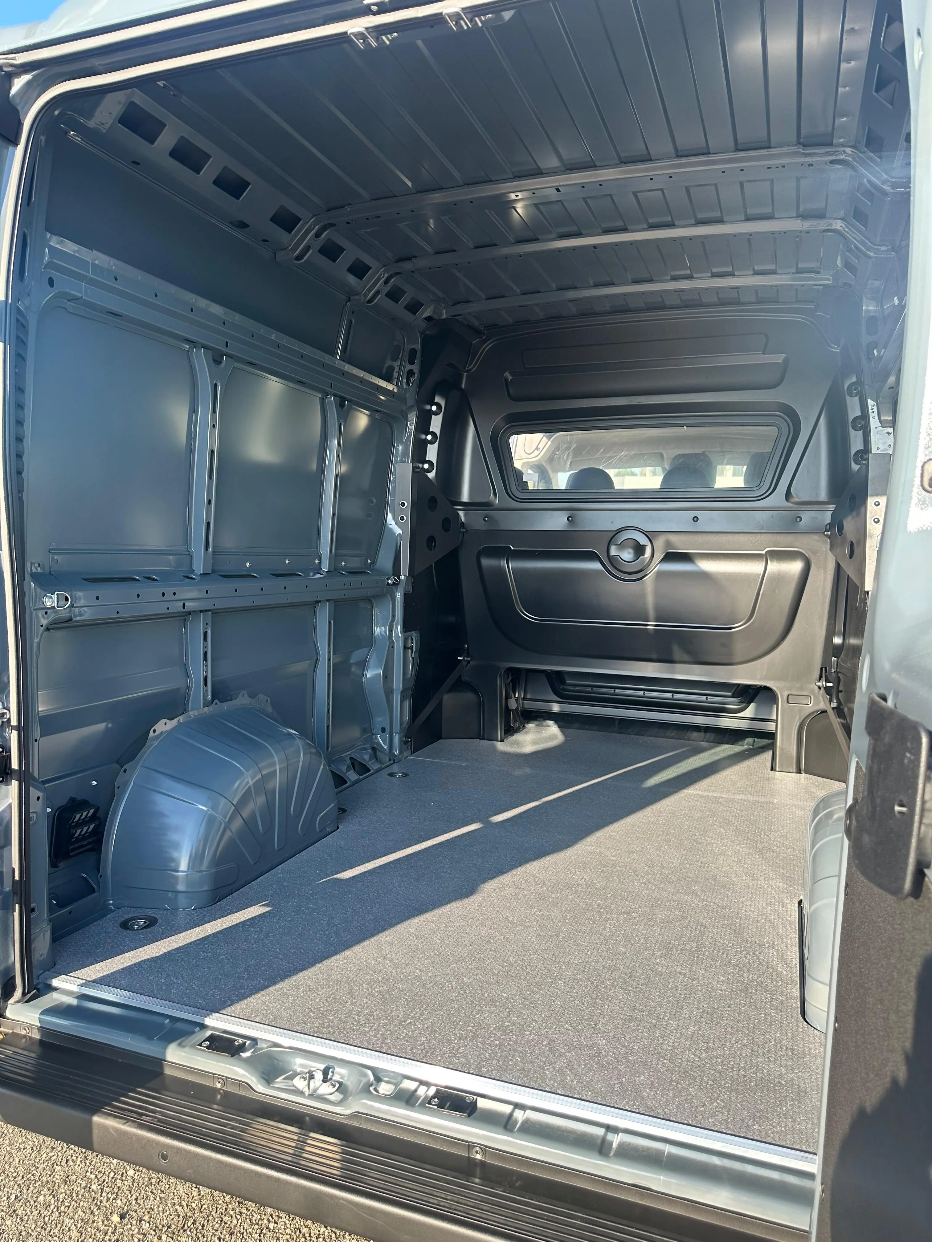 Interni di un furgone cargo vuoto.