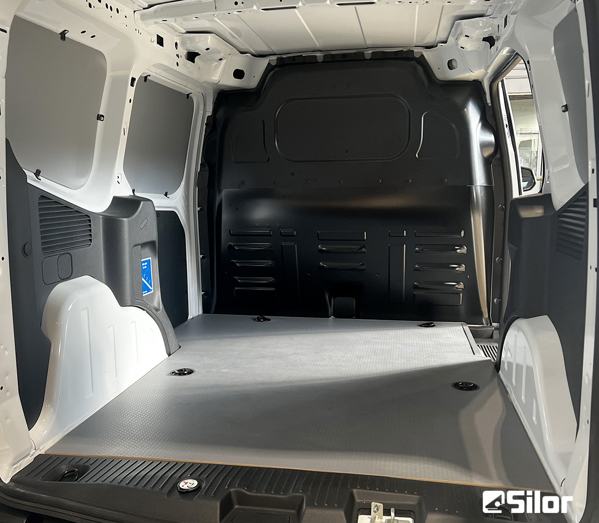 Interni di furgone spaziosi e ben illuminati.