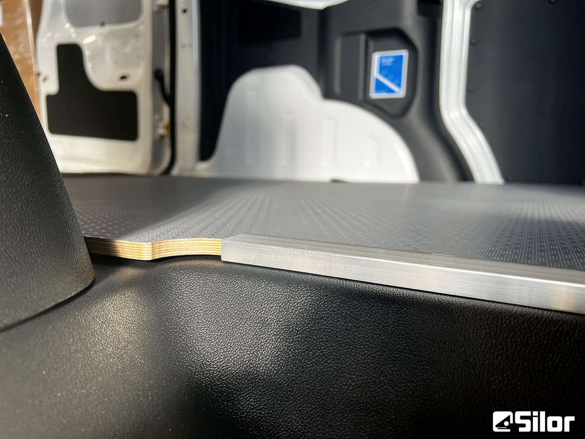 Pavimento per furgoni Silor. Resistente e durevole.