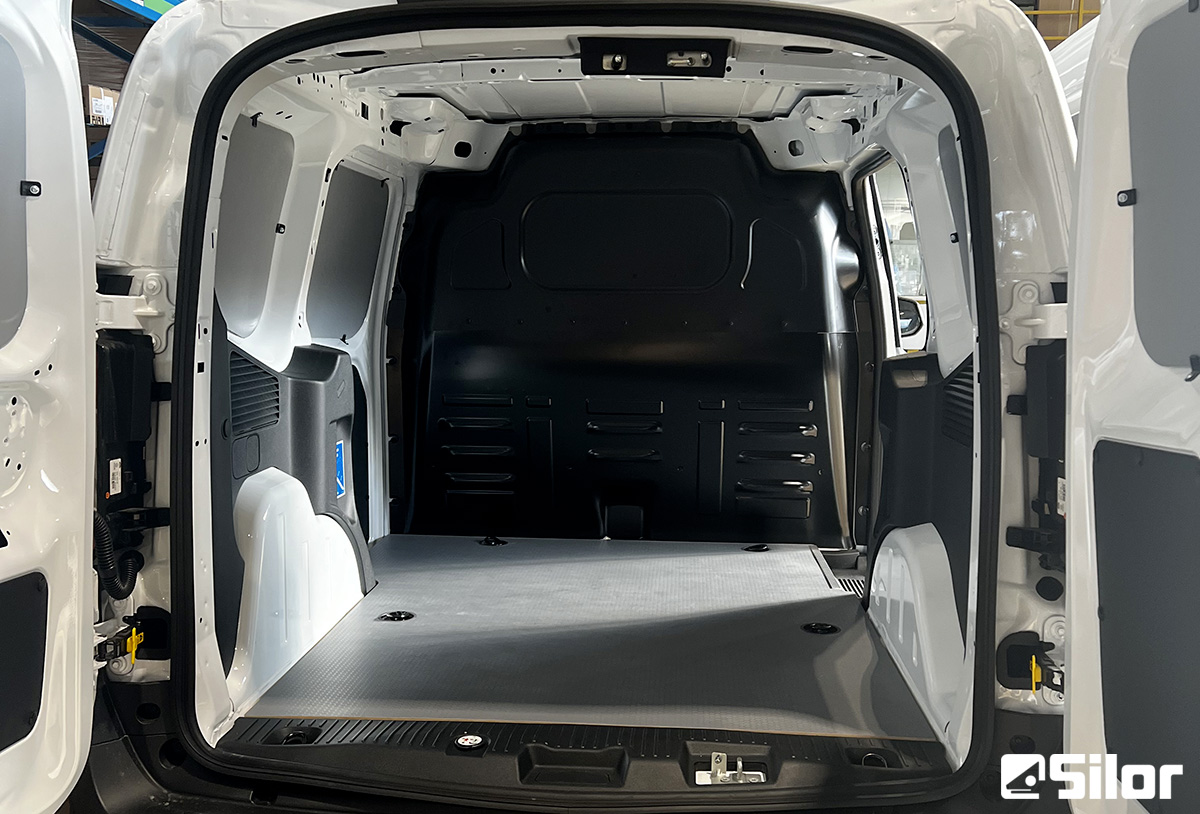 Interni di furgone commerciali bianchi.