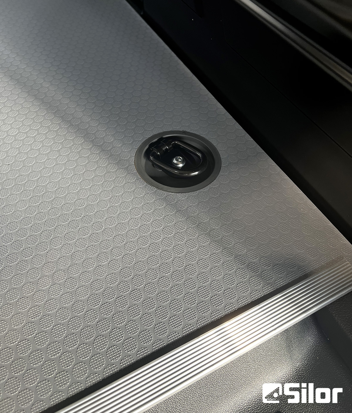 Gancio di ancoraggio per il carico sul rivestimento del letto del camion Silor.
