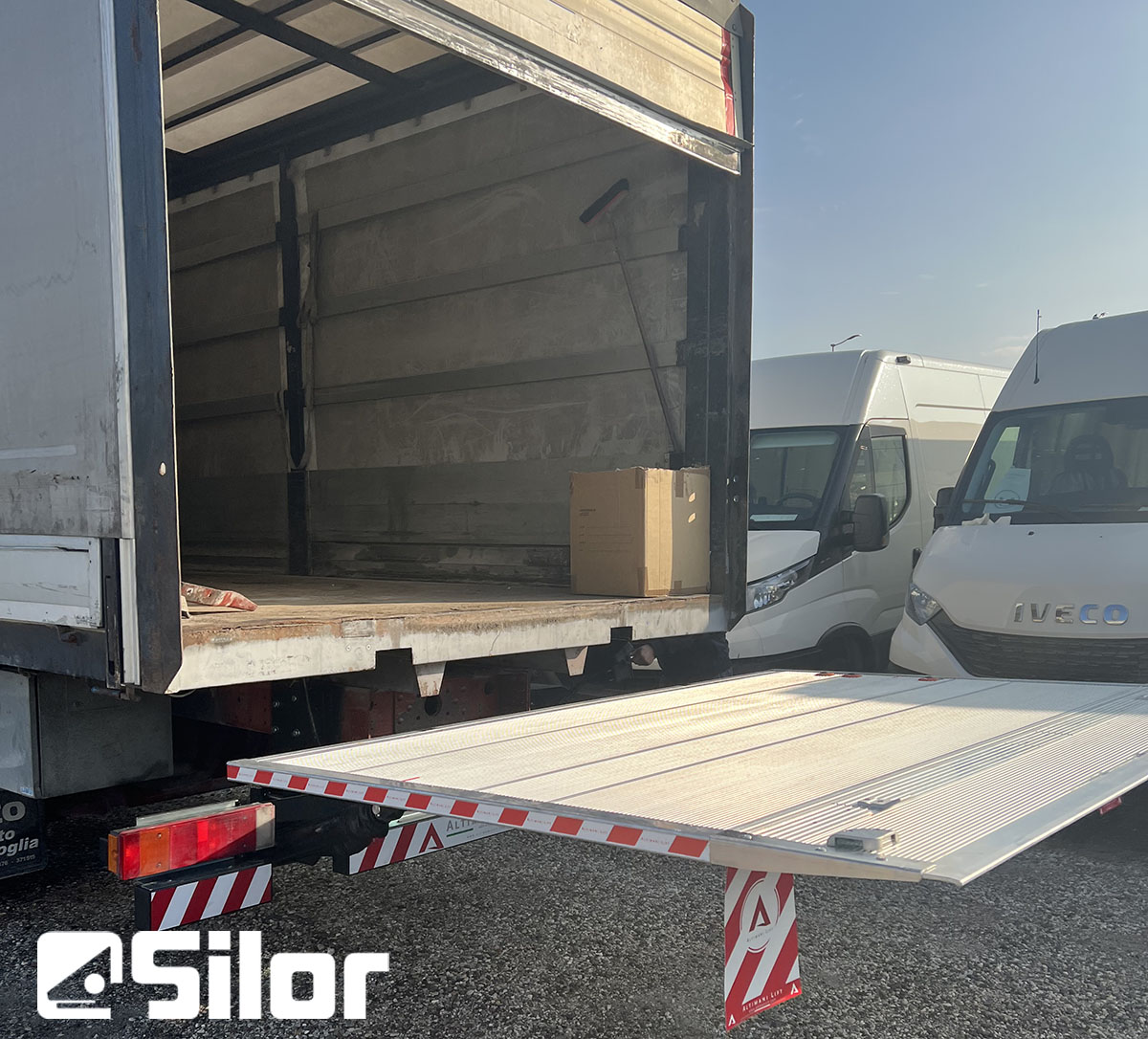 Un camion con un logo Silor è parcheggiato e pronto per il carico.