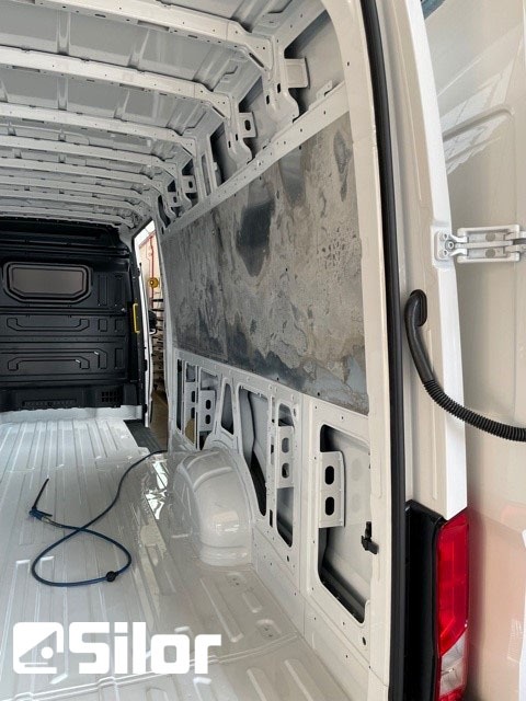 Interni di un furgone bianco.